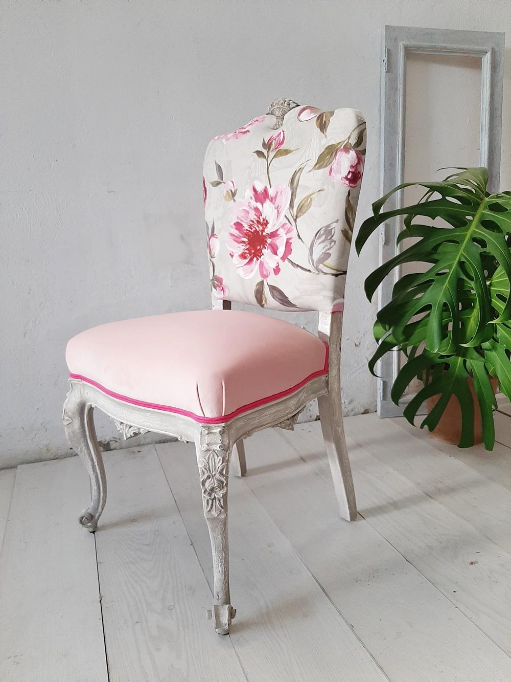 silla-descalzadora-vintage-terciopelo-rosa-y-flores-bohemian-and-chic